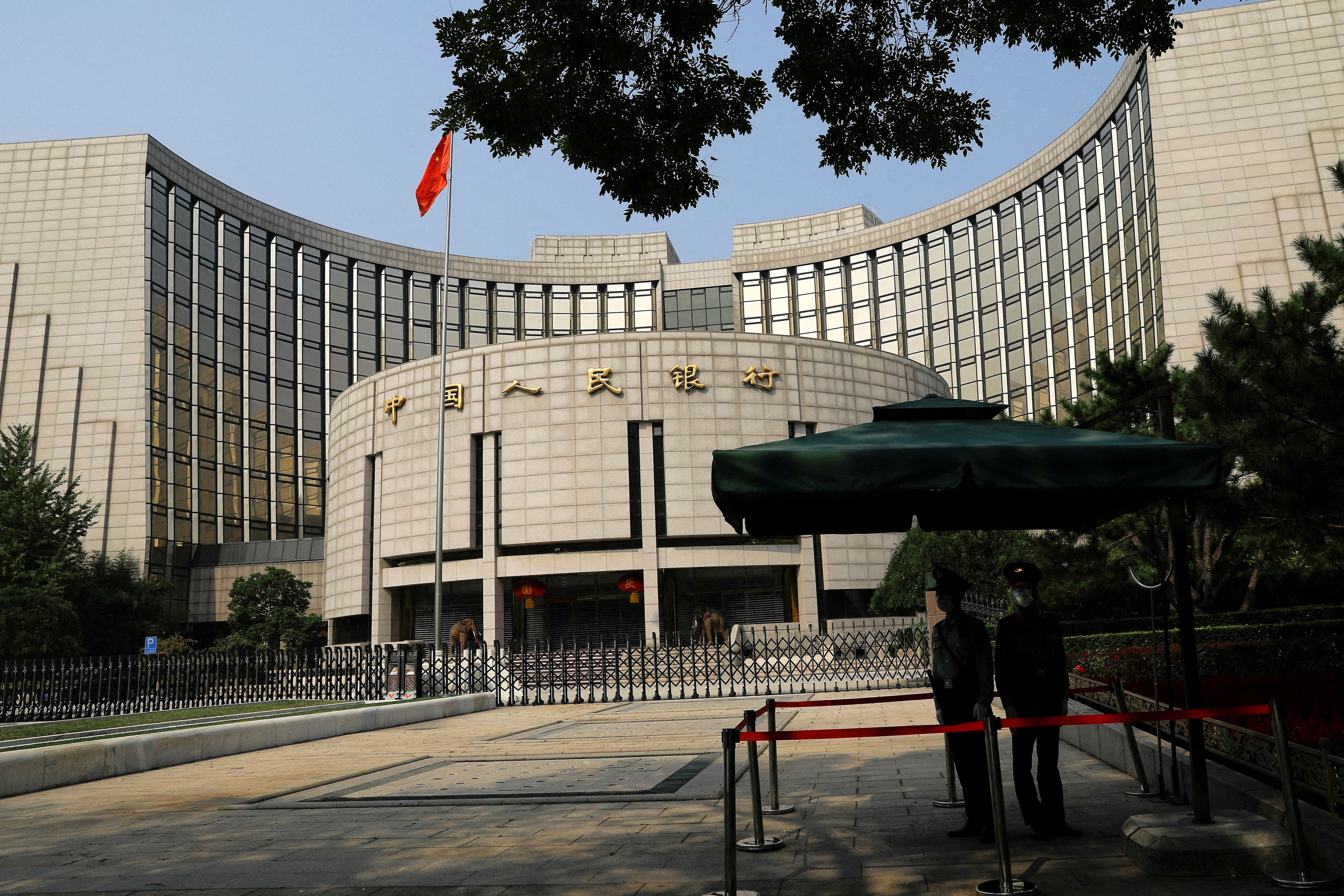El banco central de China dijo el miércoles que recortará la cantidad de reservas que mantiene para los bancos (REUTERS/Tingshu Wang/File Photo/File Photo)