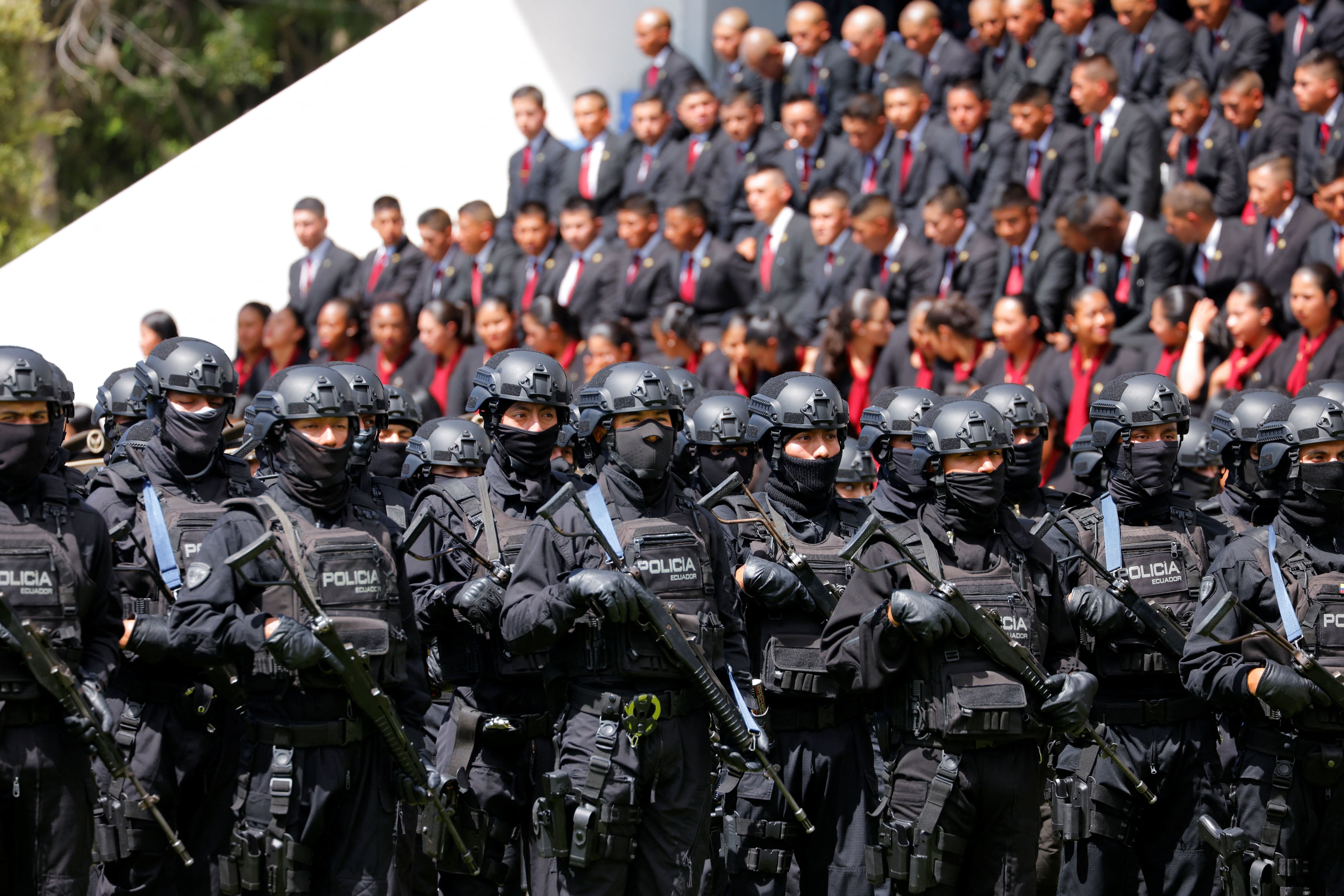 Miembros de la Policía Nacional asisten a la ceremonia de entrega de equipos, en medio de la actual ola de violencia en todo el país, en Quito (REUTERS/Karen Toro)