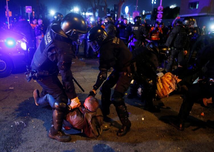 Un policía detiene a uno de los integrantes del grupo independentistas (REUTERS/Enrique Calvo)