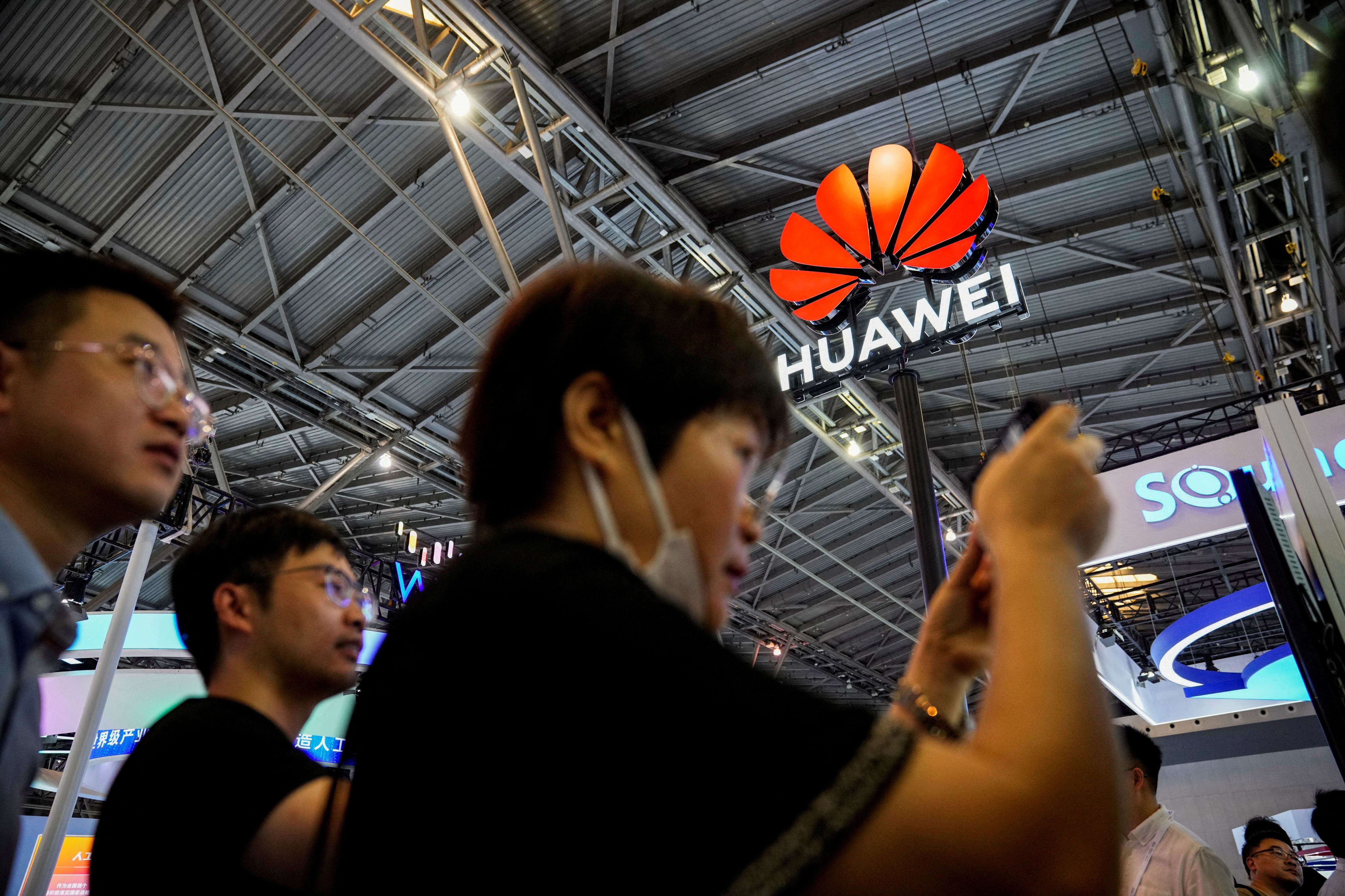 El logo de Huawei en una feria de IA en Shanghai (REUTERS/Aly Song)