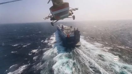 Foto de archivo de un helicóptero hutí volando sobre el carguero Galaxy Leader en el Mar Rojo. Nov 20, 2023. Houthi Military Media/Handout via REUTERS/Archivo