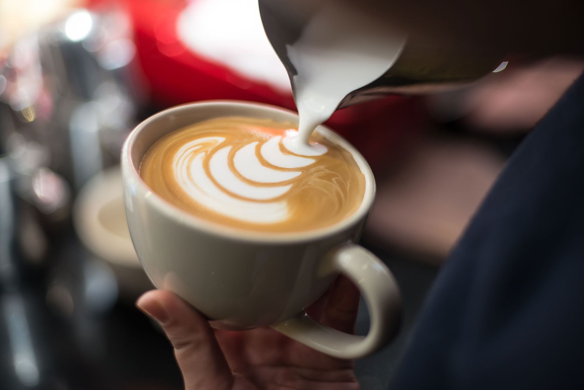 El arte del latte es una de las técnicas más representativas del café de especialidad, los baristas combinan creatividad y técnica para transformar el café en una obra visual, manipulando la leche vaporizada sobre el espresso y creando diseños únicos en la superficie de la bebida (Freepik)