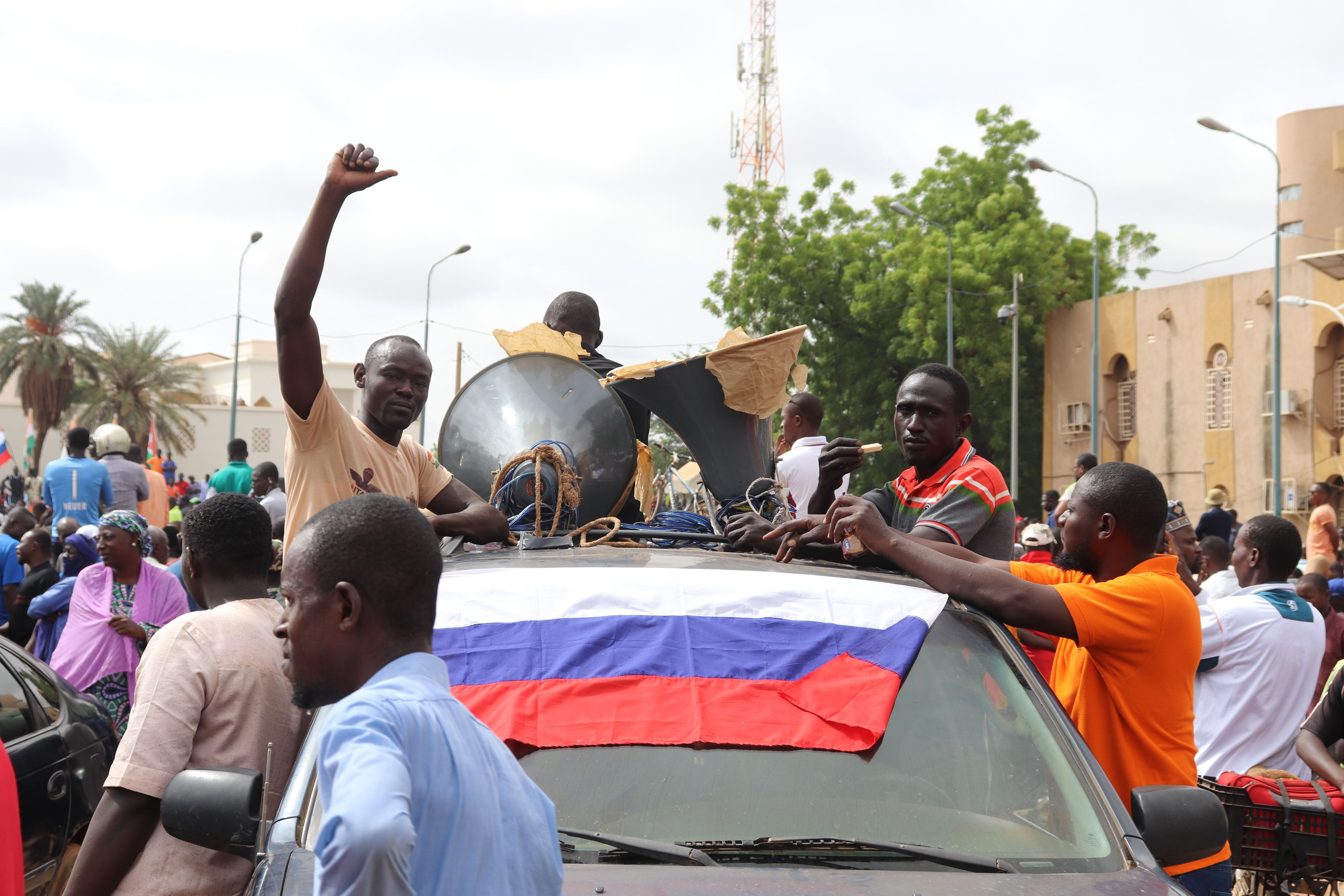 Manifestantes participan en una protesta de apoyo a los golpistas en Niamey, capital de Níger. Durante la manifestación se gritaron consignas contra Francia y se portaron banderas rusas. Foto: Djibo Issifou/dpa