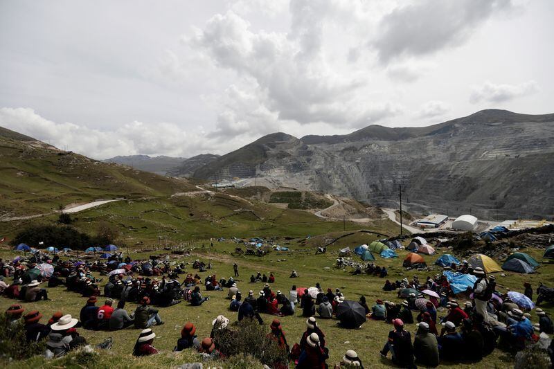 Miembros de comunidades indígenas acampan en la propiedad de la mina de cobre Las Bambas, de la china MMG, en Las Bambas, Perú, 26 de abril de 2022. REUTERS/Angela Ponce