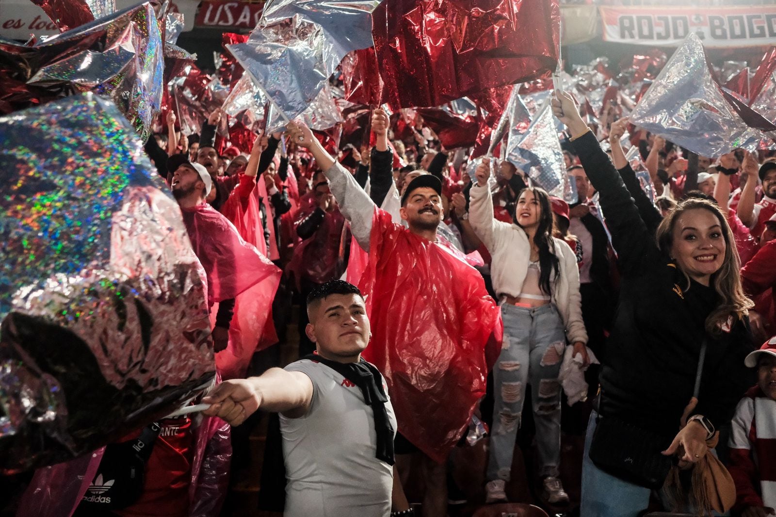 Hinchas de Independiente Santa Fe en las tribunas del estadio Nemesio Camacho El Campín durante la final ante Atlético Bucaramanga - crédito Colprensa