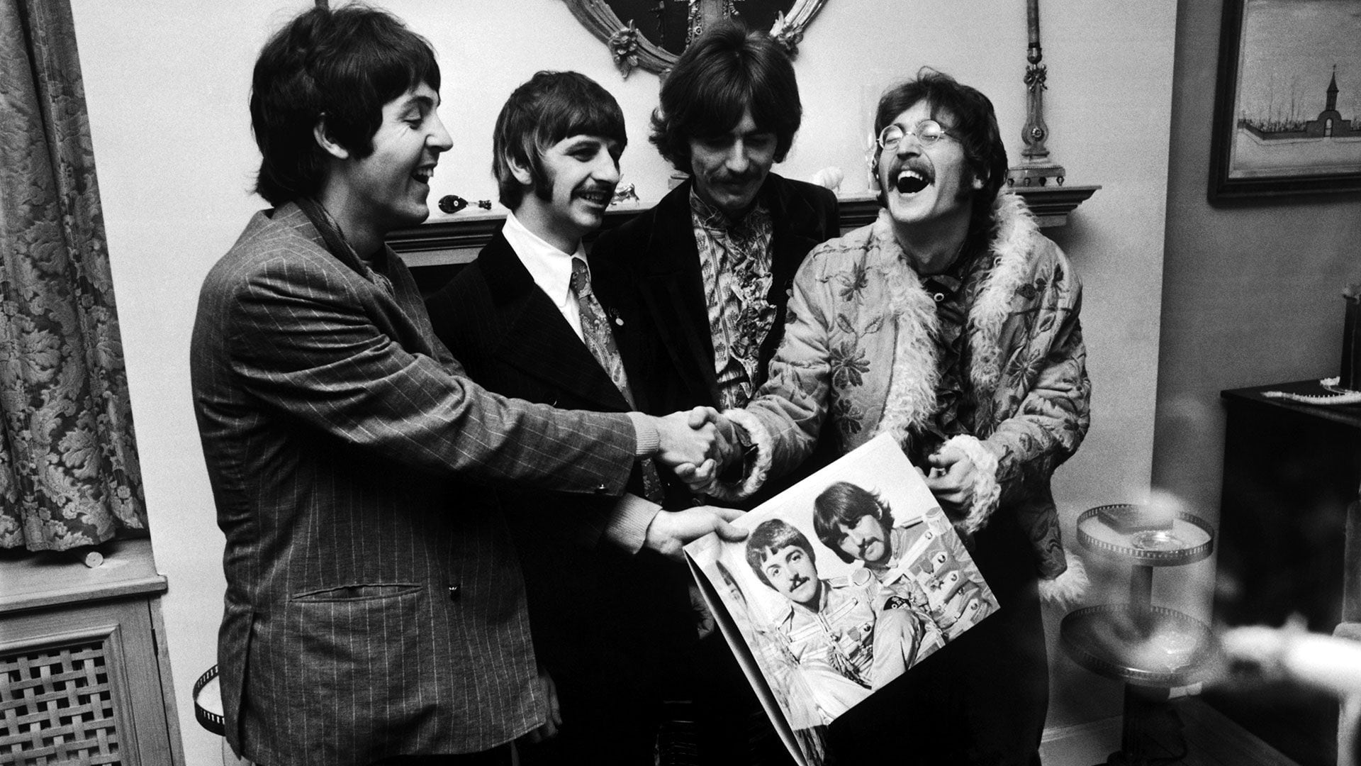 Los Beatles sosteniendo la portada de su LP, 'Sgt. Pepper's Lonely Hearts Club Band', en el lanzamiento de prensa del álbum, celebrado en la casa de Brian Epstein en 24 Chapel Street, Londres, 19 de mayo de 1967. (Photo by John Downing/Getty Images)