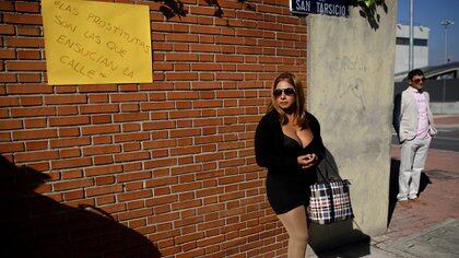 Distintas asociaciones estiman que más de 60.000 mujeres viven en España de la prostitución (REUTERS/Andrea Comas)