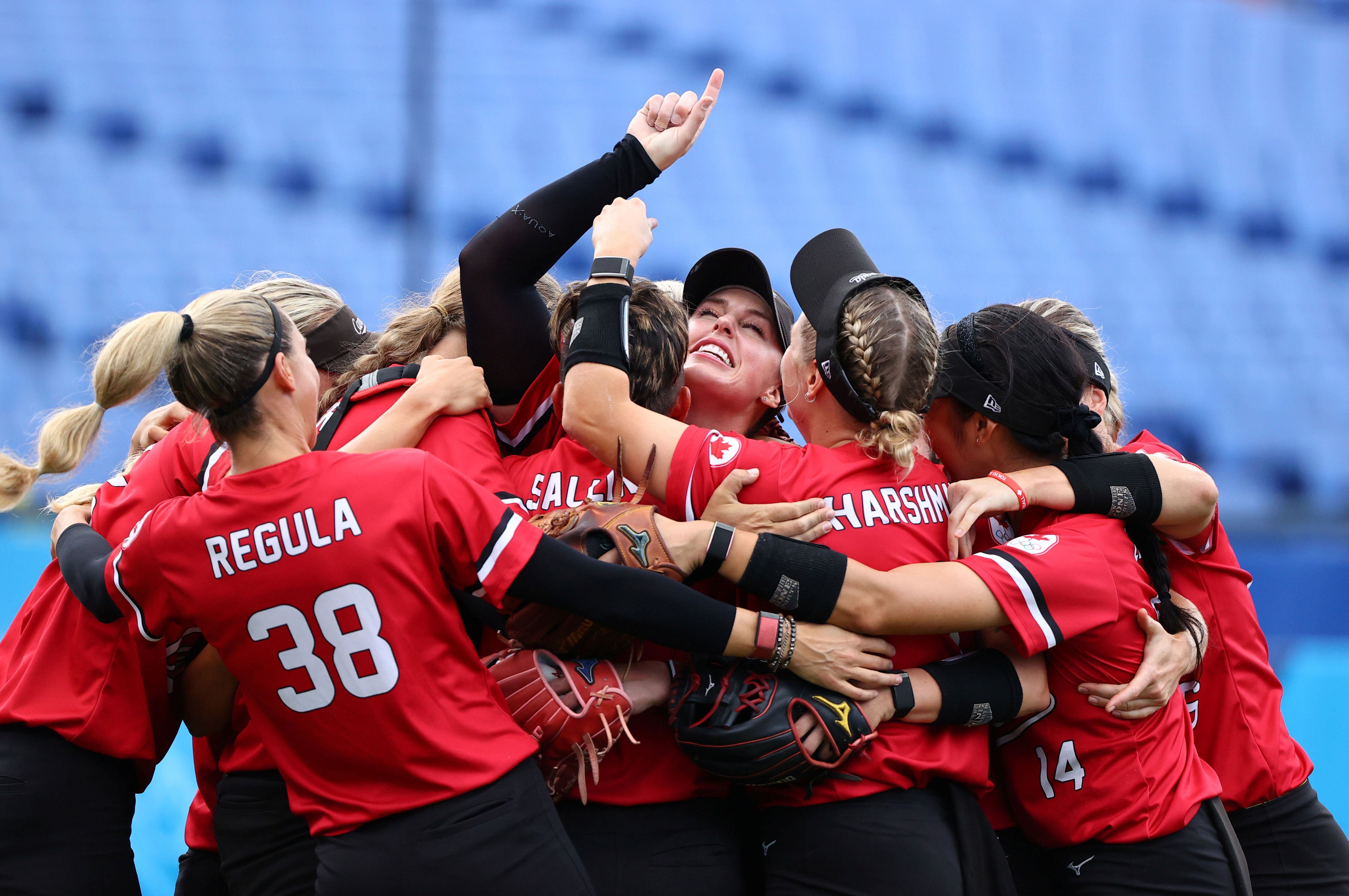 Las jugadoras canadienses de softbol celebran su victoria contra México con un marcador de 3 a 2 y se llevaron la medalla de bronce. 