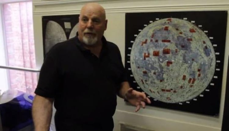 Dennis Hope, desde 1980 divide la Luna en parcelas para venderlas al módico precio de 24 dólares por acre