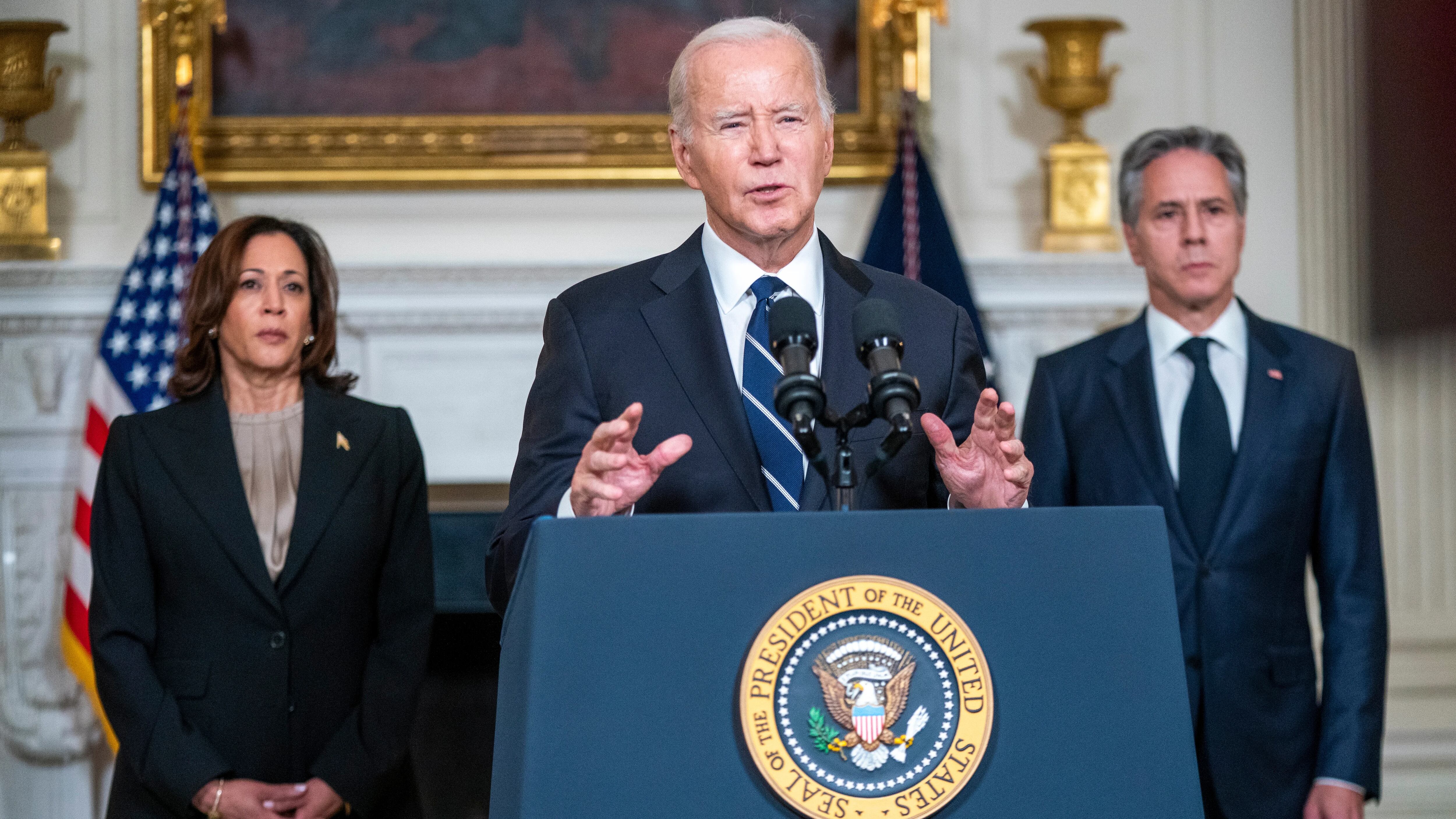 El presidente estadounidense Joe Biden (c), junto con la vicepresidenta Kamala Harris (i) y el secretario de Estado Antony Blinken (d), pronuncia comentarios sobre los ataques de Hamás en Israel. EFE/EPA/SHAWN THEW
