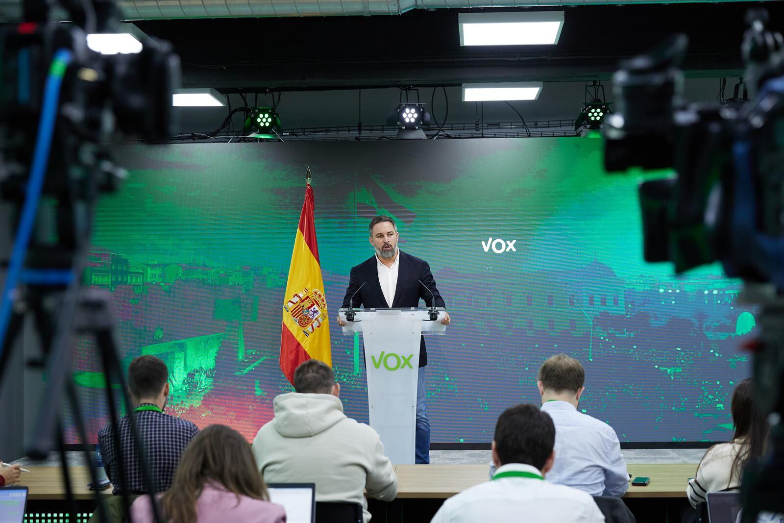 13/11/2023 El presidente de Vox, Santiago Abascal, ofrece una rueda de prensa tras la reunión del Comité de Acción Política de Vox, en la sede Nacional de Vox, a 13 de noviembre de 2023, en Madrid (España). Durante la rueda de prensa, Abascal ha afirmado que VOX continuará con las movilizaciones en la calle, votará 'no' a la investidura de Sánchez y advierte a la Mesa del Congreso y del Senado que presentará una querella si tramitan la ley de amnistía. POLITICA Jesús Hellín - Europa Press 