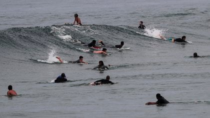Surfistas practican en la playa de Leme, en Río de Janeiro (EFE/Antonio Lacerda)
