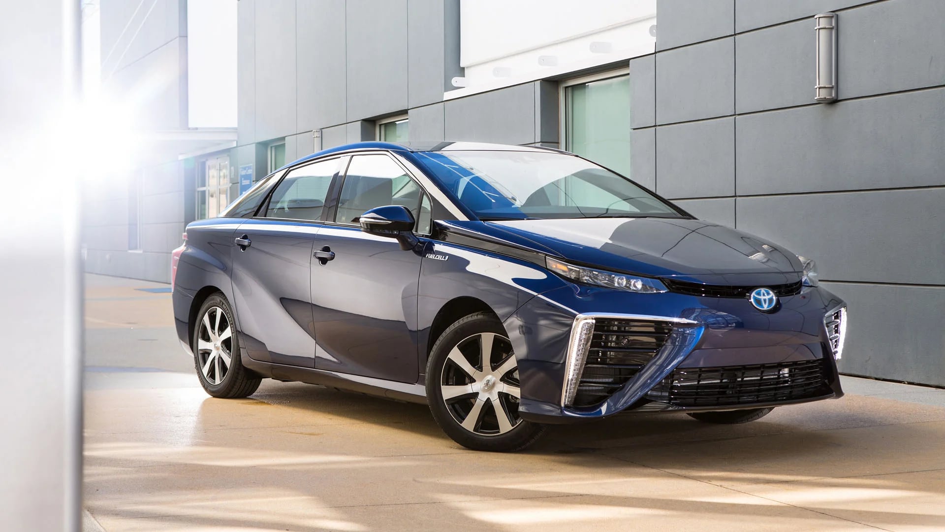 Toyota Mirai libera únicamente vapor de agua al circular