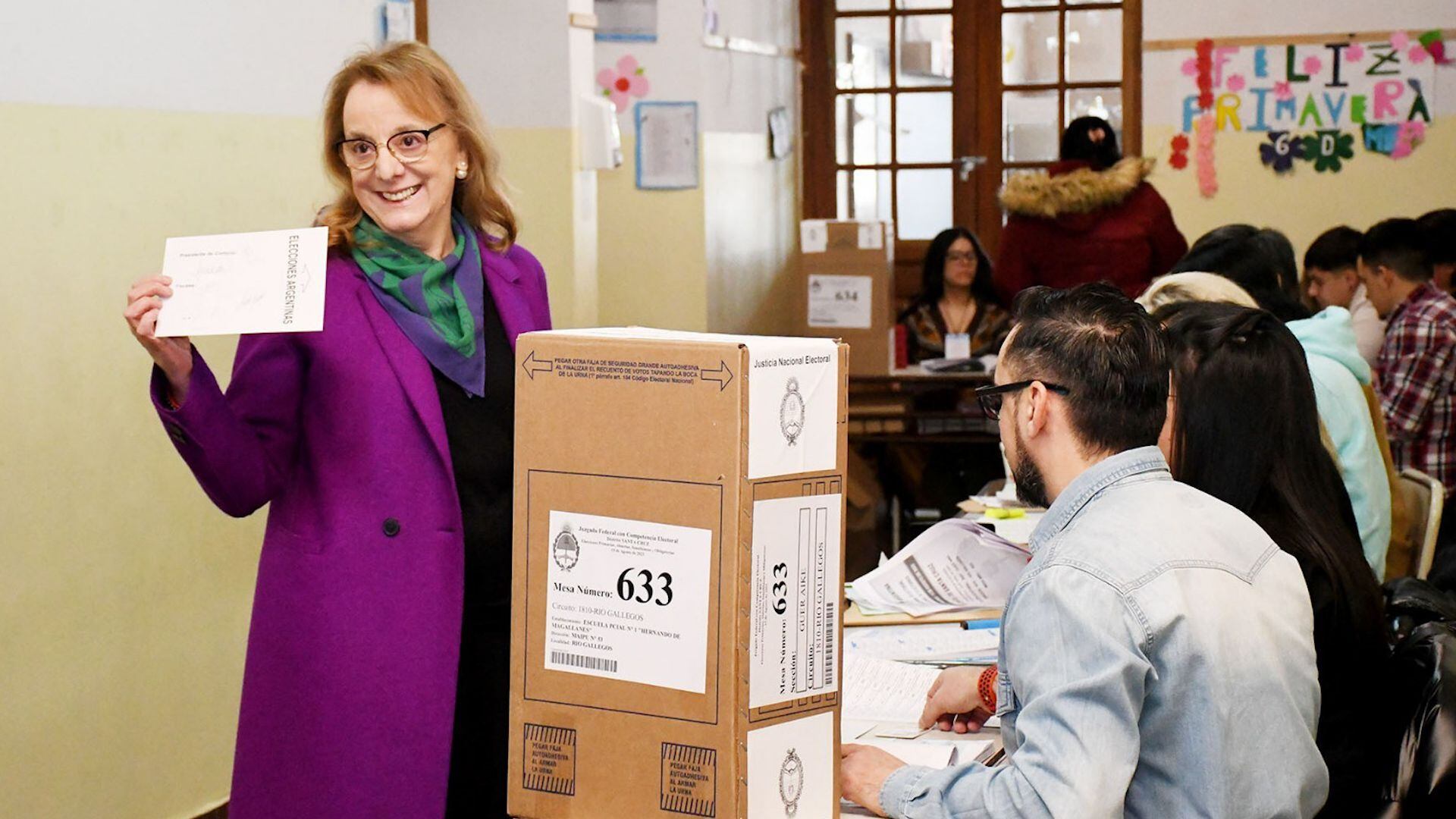 Alicia Kirchner, gobernadora de Santa Cruz, votó pasado el mediodía en la Escuela N°1 de Río Gallegos. 