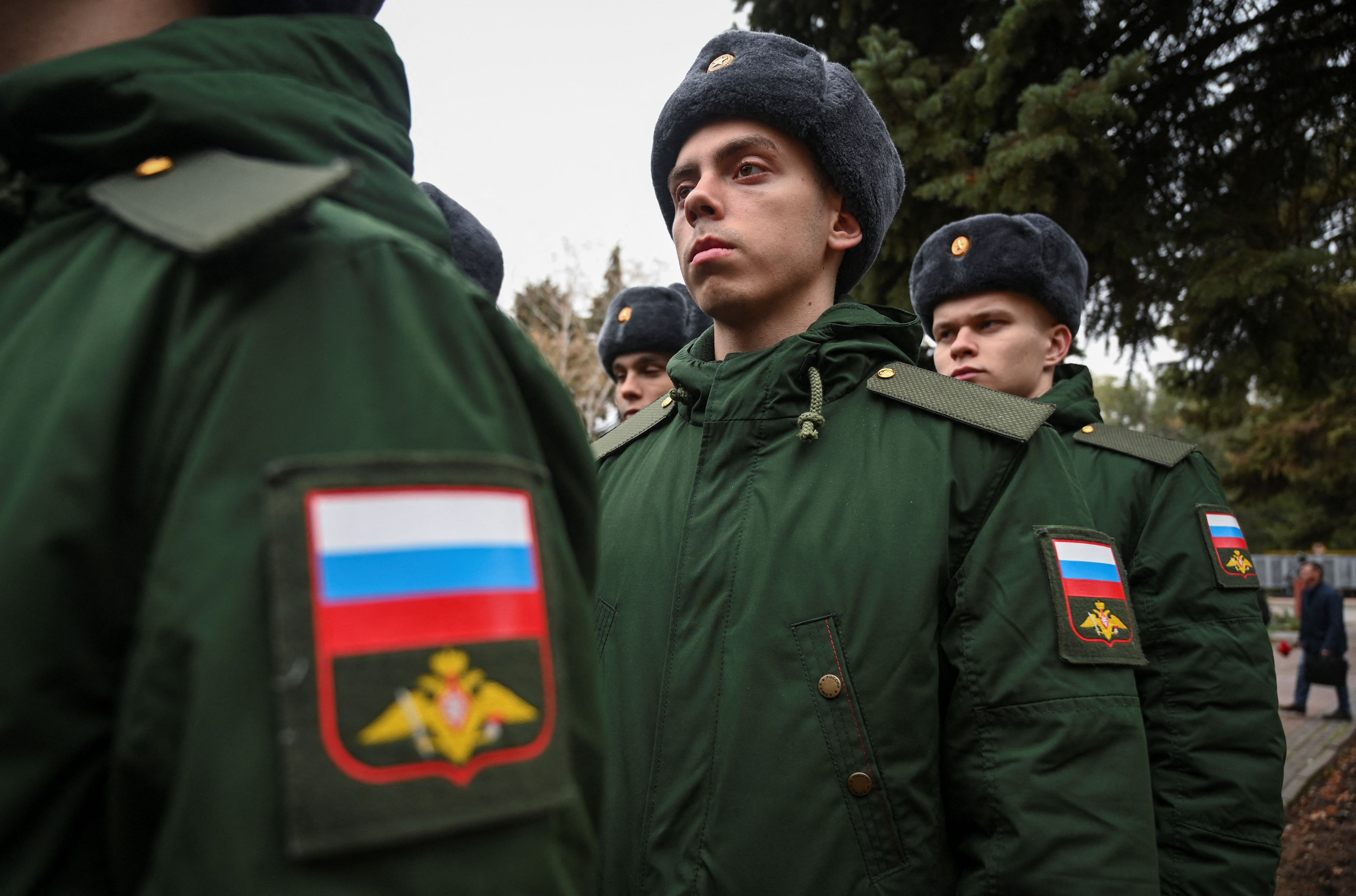 Reclutas rusos llamados a filas para el servicio militar antes de su partida hacia las guarniciones. (REUTERS/Sergey Pivovarov)