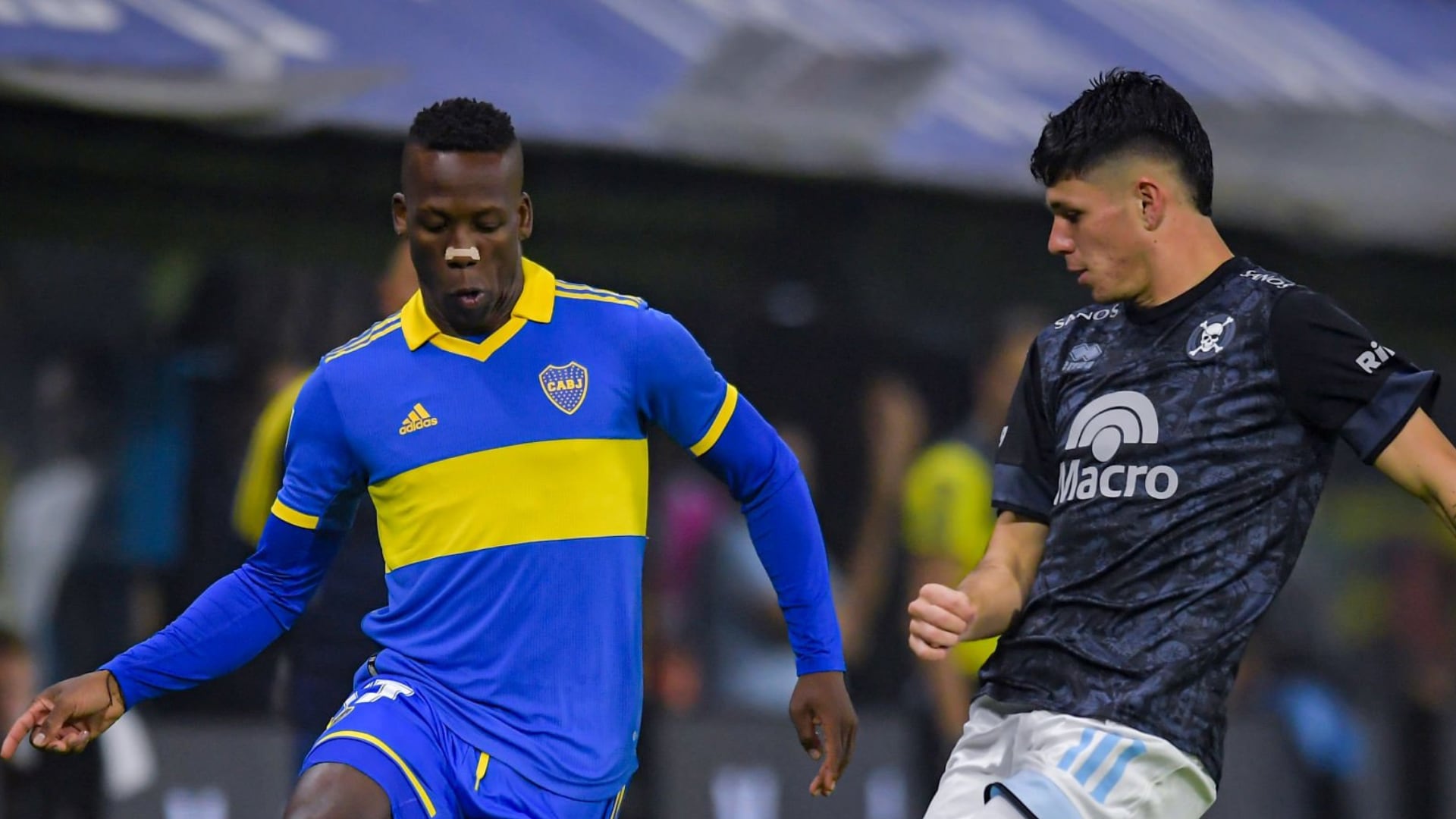 Luis Advíncula fue titular, dio una asistencia y completó 90 minutos en Boca Juniors vs Belgrano de Córdoba. (Getty Images)