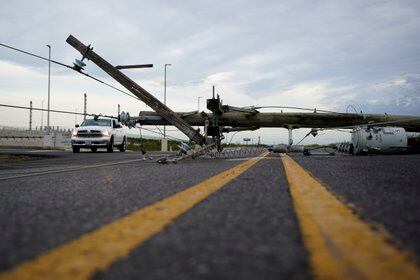 Poste de servicio derribado en Sabine Pass Highway (AP)