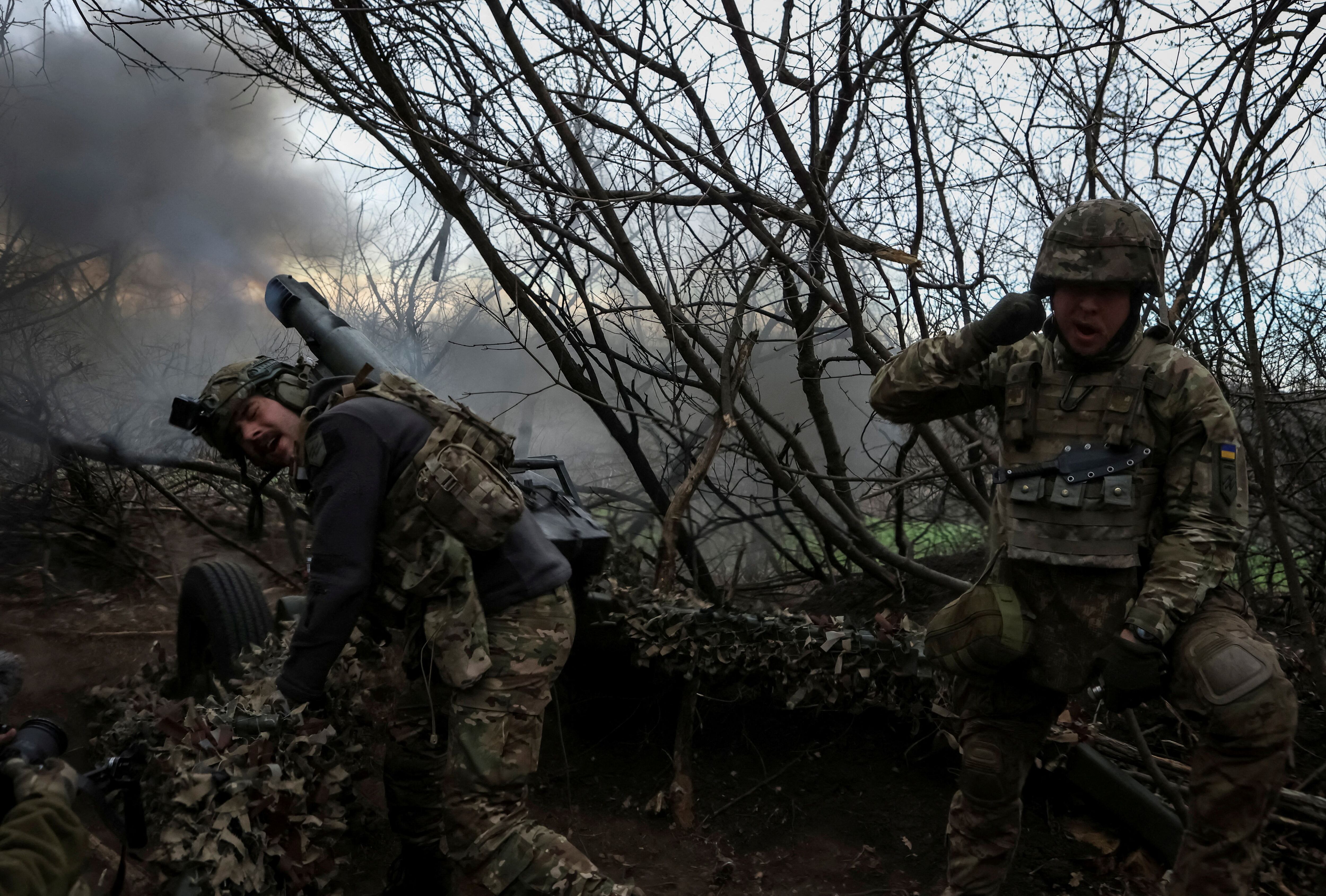 Militares de la 12ª Brigada de Fuerzas Especiales Azov de la Guardia Nacional de Ucrania disparan un obús hacia las tropas rusas en la región de Donetsk (REUTERS/Sofiia Gatilova)