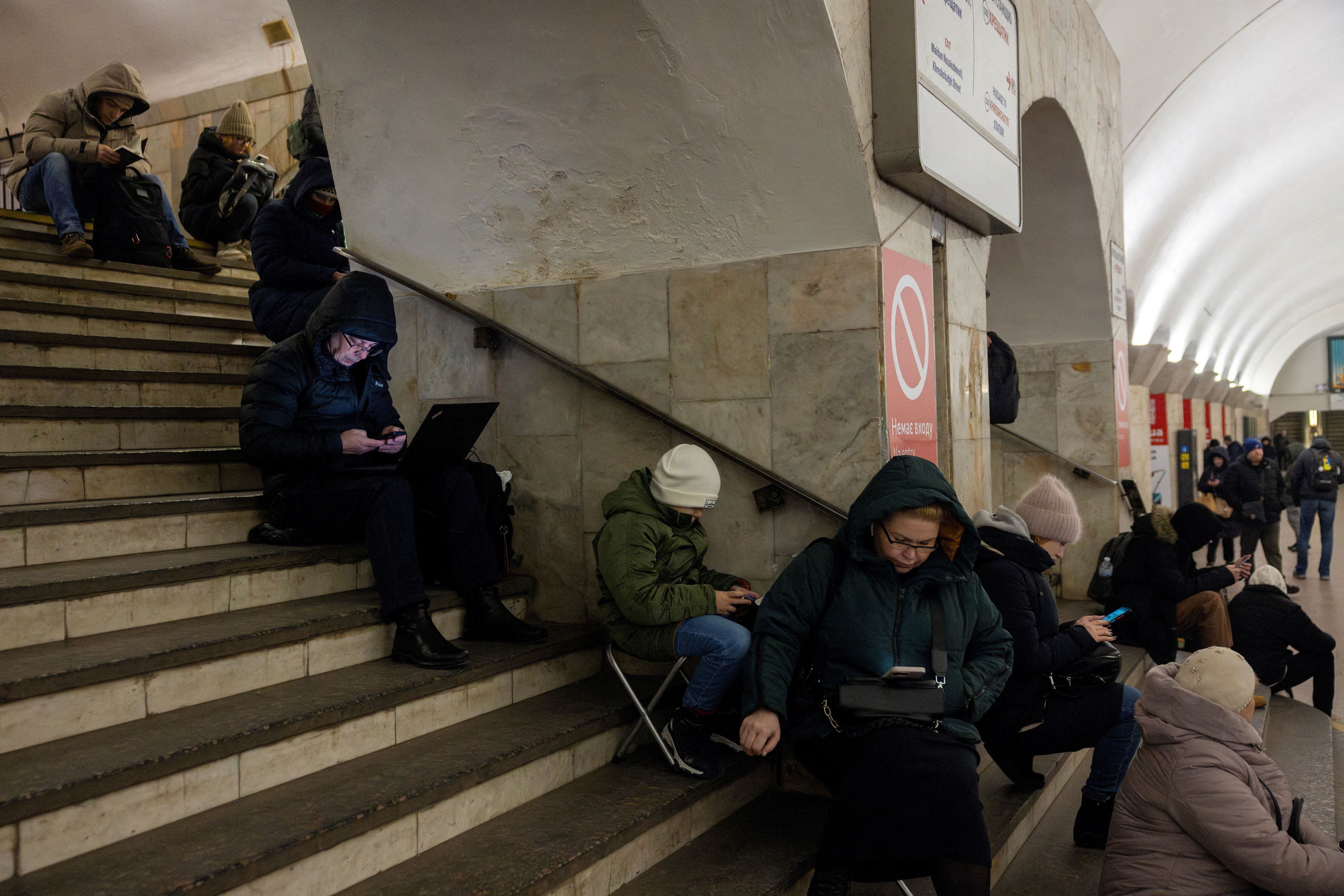 La gente se refugia en una estación de metro durante un ataque aéreo, en medio del ataque de Rusia a Ucrania, en Kiev, Ucrania, 23 de enero de 2024. REUTERS/Thomas Peter