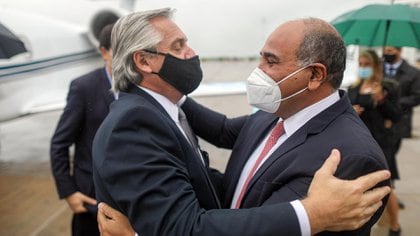 El presidente Alberto Fernández saluda al gobernador de Tucumán, Juan Manzur, al arribar a Tucumán (Foto: Presidencia)