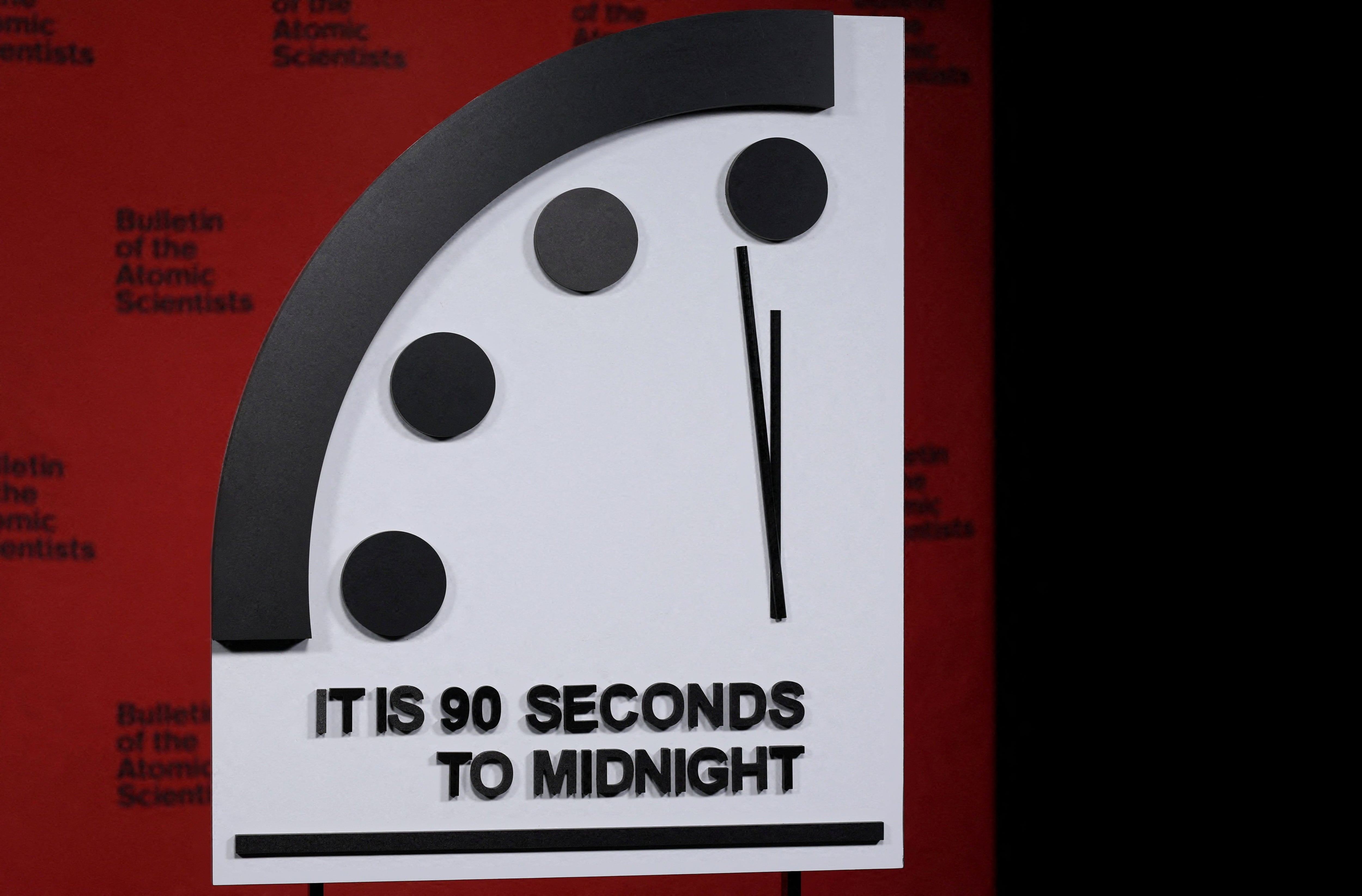 El reloj con el Boletín de los Científicos Atómicos se coloca antes del anuncio de la ubicación de la manecilla de los minutos en su Reloj del Juicio Final, indicando lo que los acontecimientos mundiales significan para la probabilidad percibida de una catástrofe nuclear, en Washington, EE.UU. (Reuters)