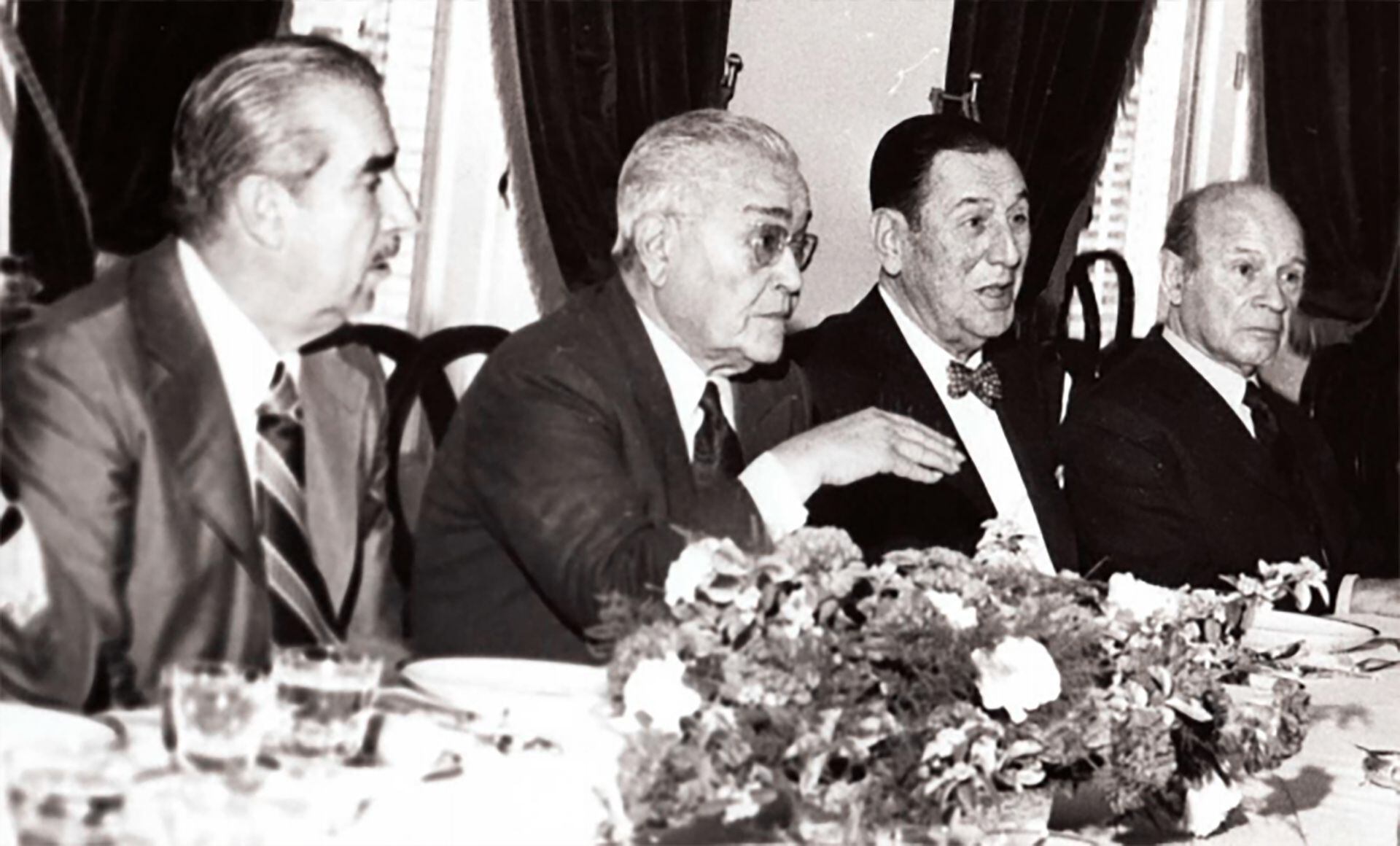 La imagen corresponde a un almuerzo realizado el domingo 11 de noviembre de 1973. Están, de izquierda a derecha: Leopoldo Bravo, Ricardo Balbín, Juan D. Perón y Vicente Solano Lima