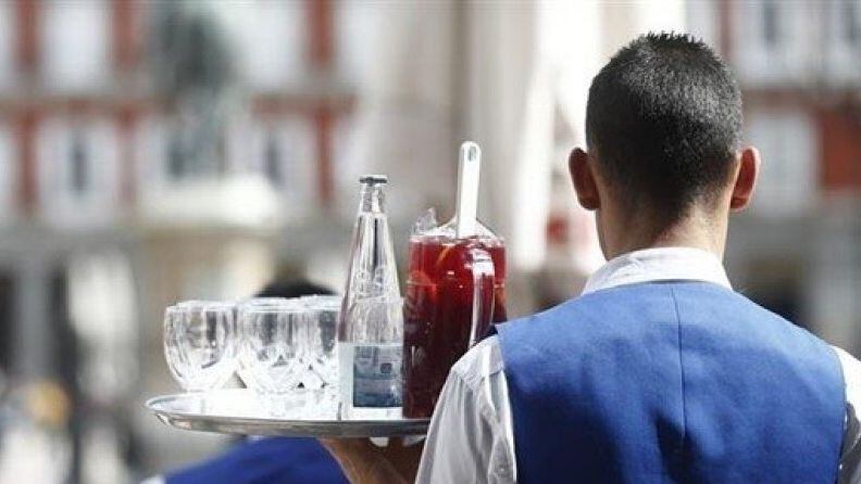 Un camarero en la terraza de un bar. (Europa Press)