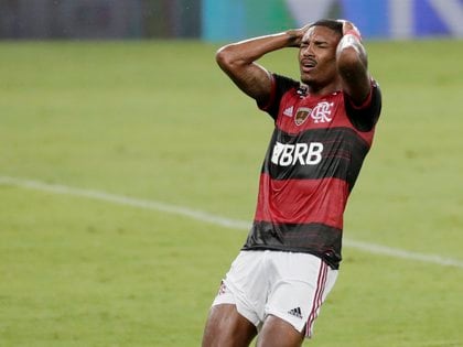 Vitinho se lamenta por una jugada clarísima que pudo significar el primer tanto de Flamengo en el primer tiempo (REUTERS)
