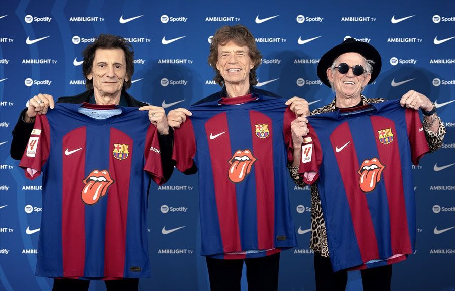 Los miembros de los Rolling Stones posan con la nueva camiseta del FC Barcelona para el Clásico.EFE/FC Barcelona 