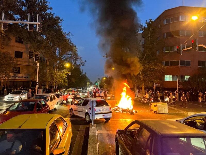 FOTO DE ARCHIVO: Una motocicleta de la policía arde durante una protesta por la muerte de Mahsa Amini, una mujer que murió tras ser detenida por la policía de la moralidad en Teherán, Irán. 19 de septiembre de 2022. WANA vía REUTERS