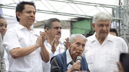 El presidente posa con Sandoval Ballesteros (Foto: Cuartoscuro)