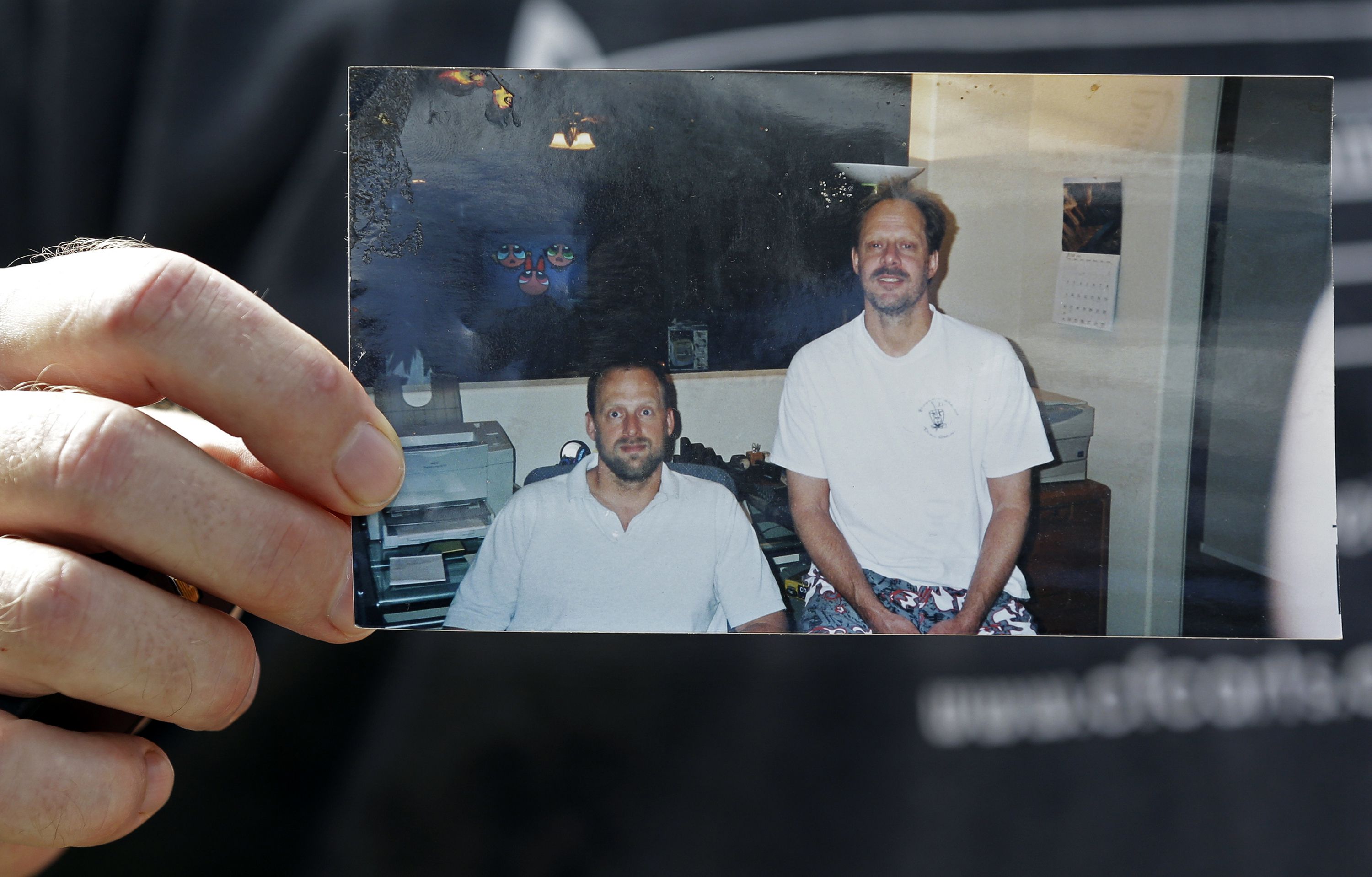 Stephen Paddock (derecha), fue responsable de asesinar a 58 personas en un tiroteo en Las Vegas (AP Foto/John Raoux, Archivo)