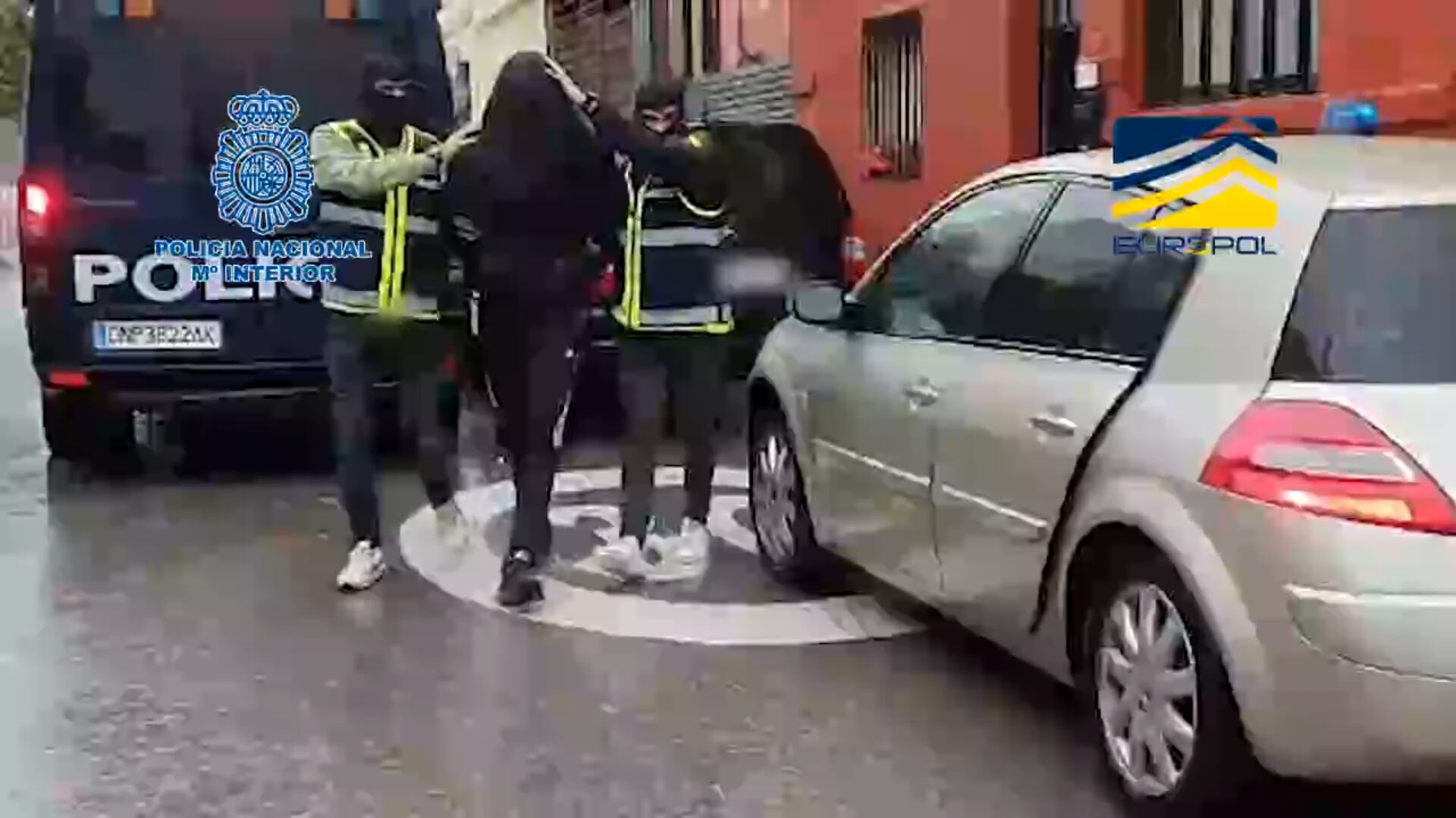 Los agentes detienen y conducen a un coche a uno de los presuntos yihadistas. (Policía Nacional)