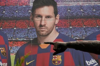 Vista de la estatua dedicada a Johan Cruyff con cartel publicitario en el Camp Nou, días después de que el delantero argentino del FC Barcelona Leo Messi enviara un burofax al club catalán pidiendo que le concedieran la carta de libertad. poder fichar por otro club EFE / Alejandro García