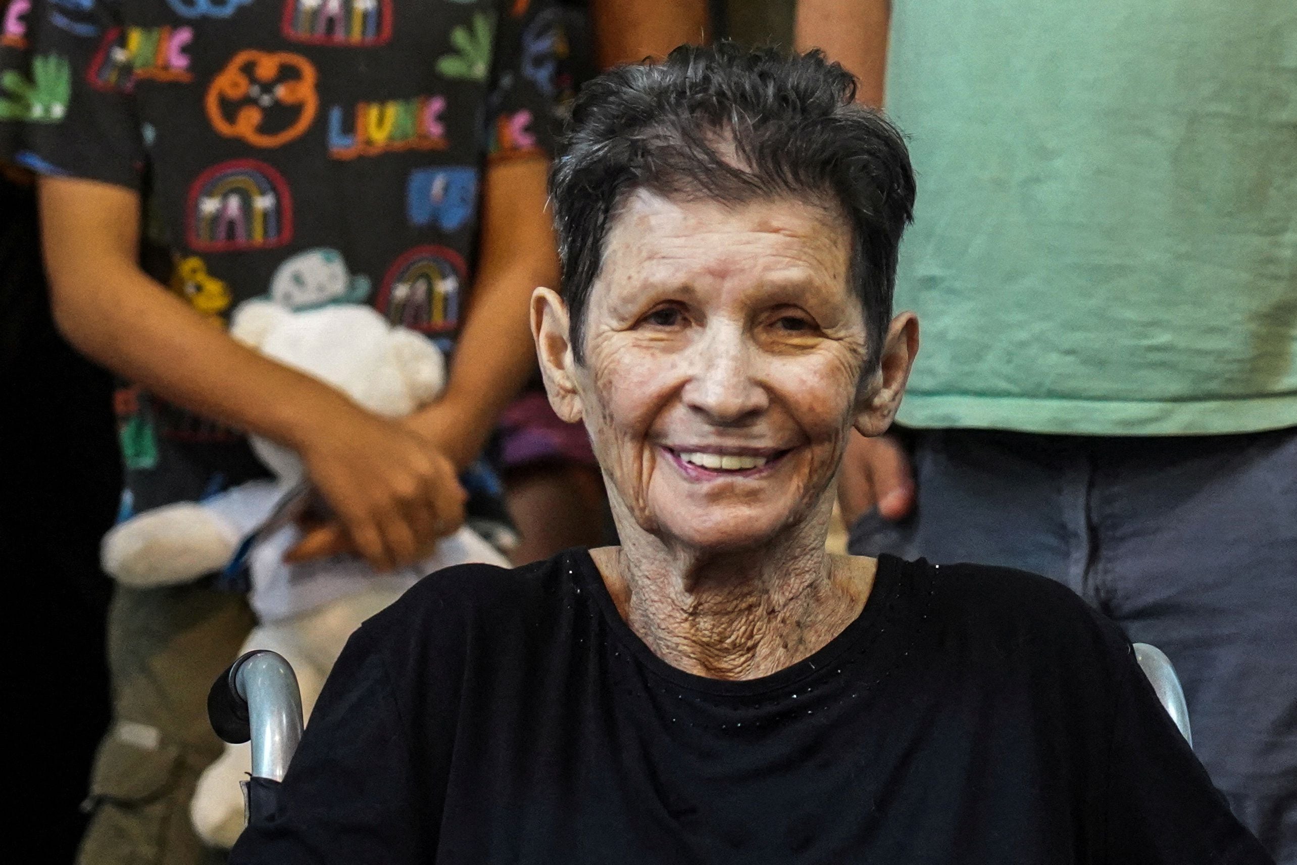 Yocheved Lifshitz, de 85 años, israelí que fue rehén en Gaza, sonríe tras ser liberada por terroristas de Hamás, en el Hospital Ichilov de Tel Aviv, Israel, el 24 de octubre de 2023. REUTERS/Janis Laizans 