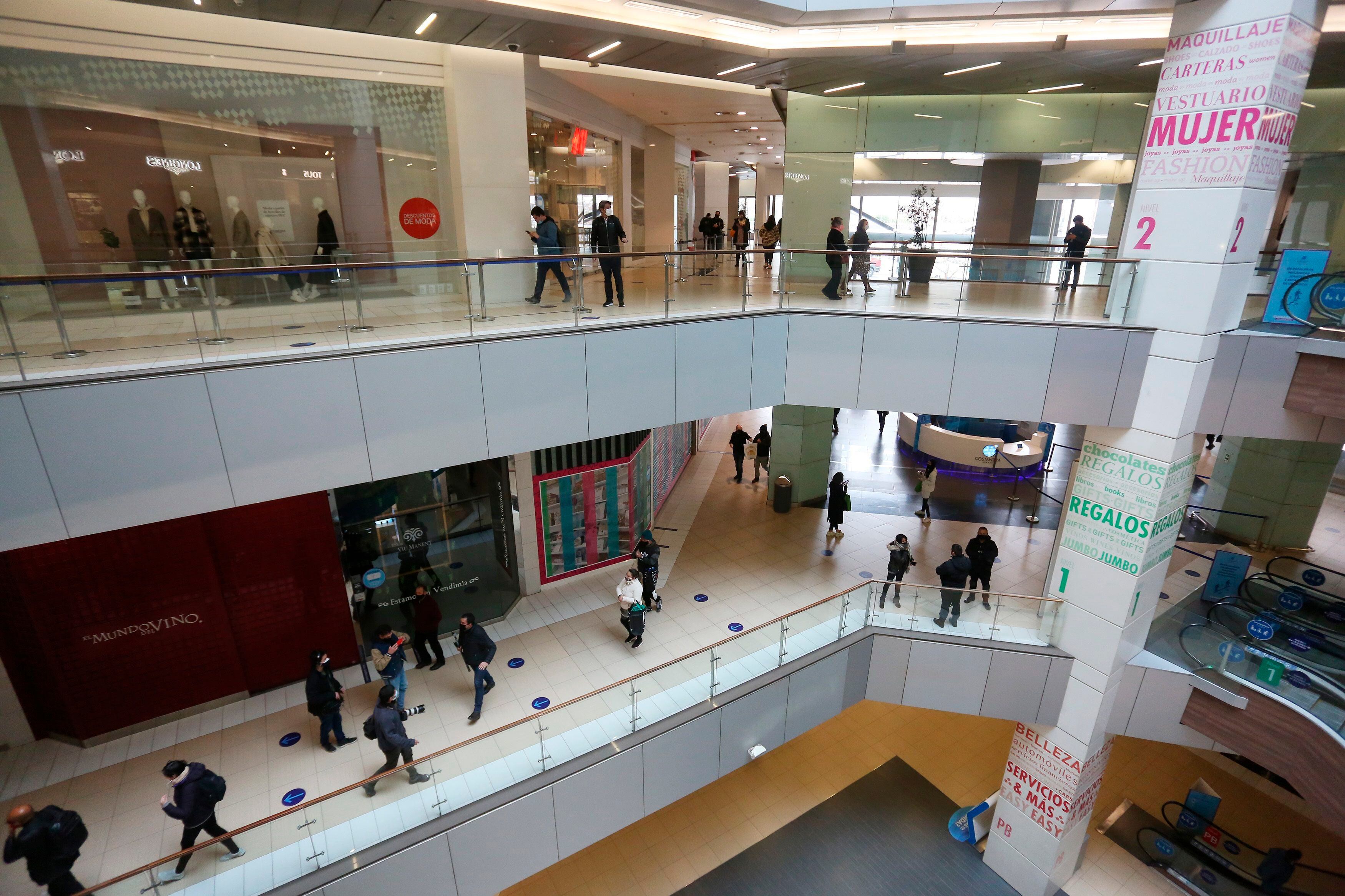 Un grupo de personas circulan por los pasillos del mall Costanera Center, en Santiago de Chile (EFE/Elvis González/Archivo) 