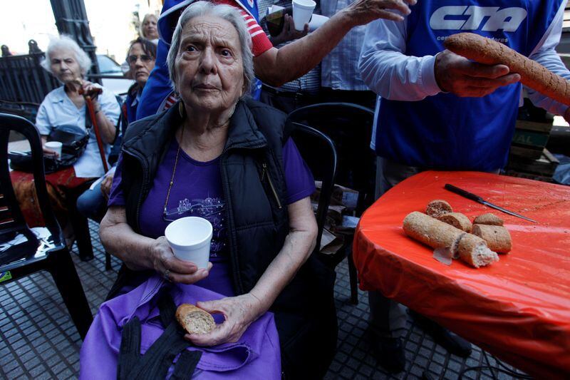 Los jubilados de la mínima seguirán teniendo su bono de 70 mil pesos en abril. REUTERS 