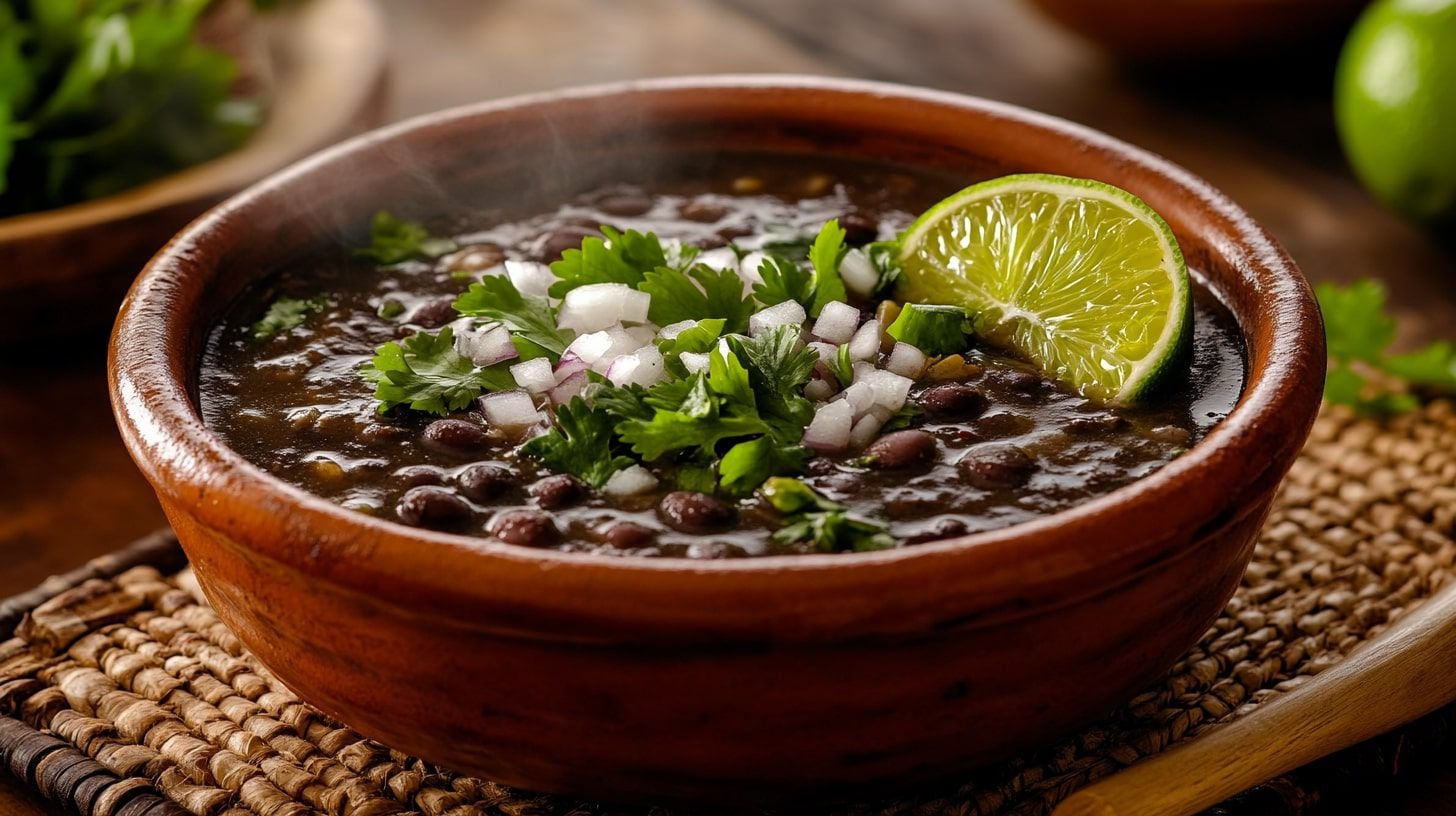 Frijoles negros frescos, listos para ser preparados en una variedad de recetas nutritivas y sabrosas. - (Imagen Ilustrativa Infobae)