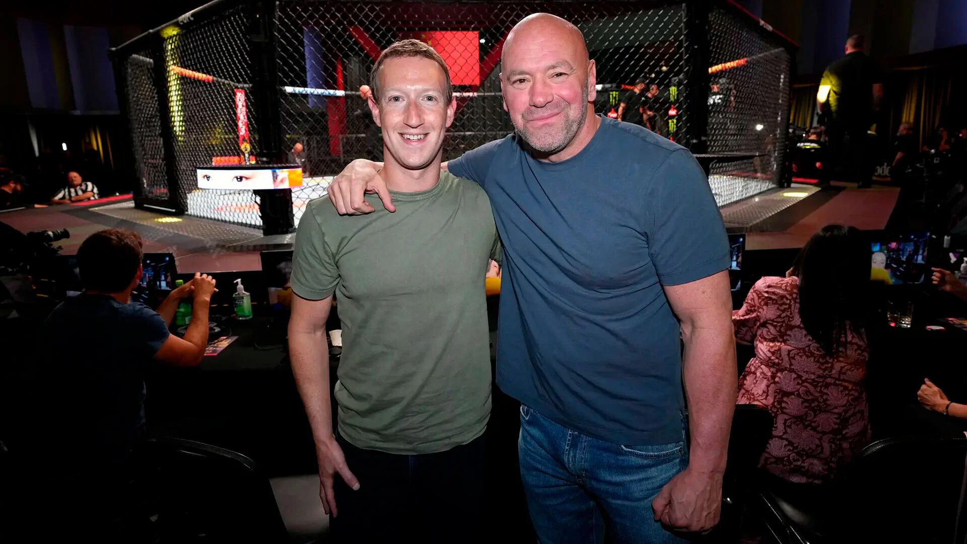 Mark Zuckerberg, director ejecutivo de Meta, y Dana White, presidente de Ultimate Fighting Championship, en Las Vegas el año pasado. Jeff Bottari/Zuffa LLC