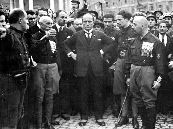 Benito Mussolini, al centro, en Roma junto a miembros del Partido Fascista tras la Marcha sobre Roma, el 28 de octubre de 1922. (AP) 