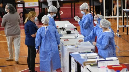 Personal de salud recibe la vacuna Sputnik V (Foto: NA)