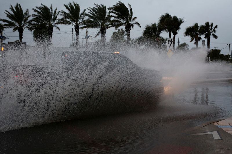 Florida ha movilizado a 1.100 miembros de la Guardia Nacional, y “tienen a su disposición 2.400 vehículos de alta mar, así como 12 aviones que pueden usarse para esfuerzos de rescate y recuperación”, confirmó el Gobernador. REUTERS/Marco Bello