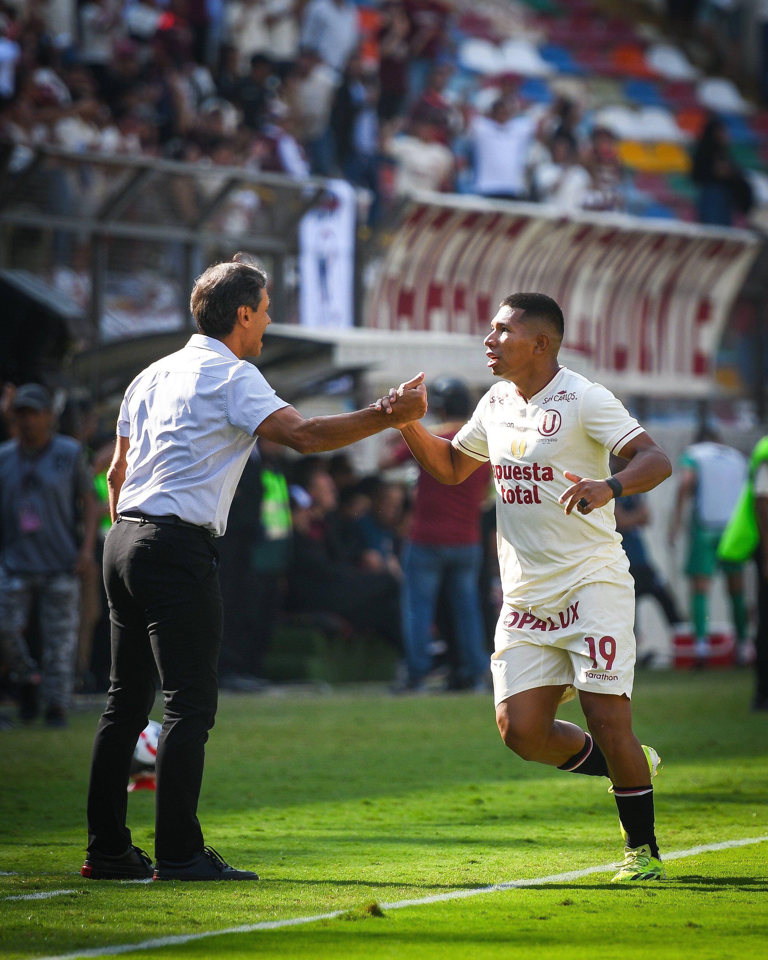 La celebración de Edison Flores con Fabián Bustos tras su golazo en Universitario vs Los Chankas.