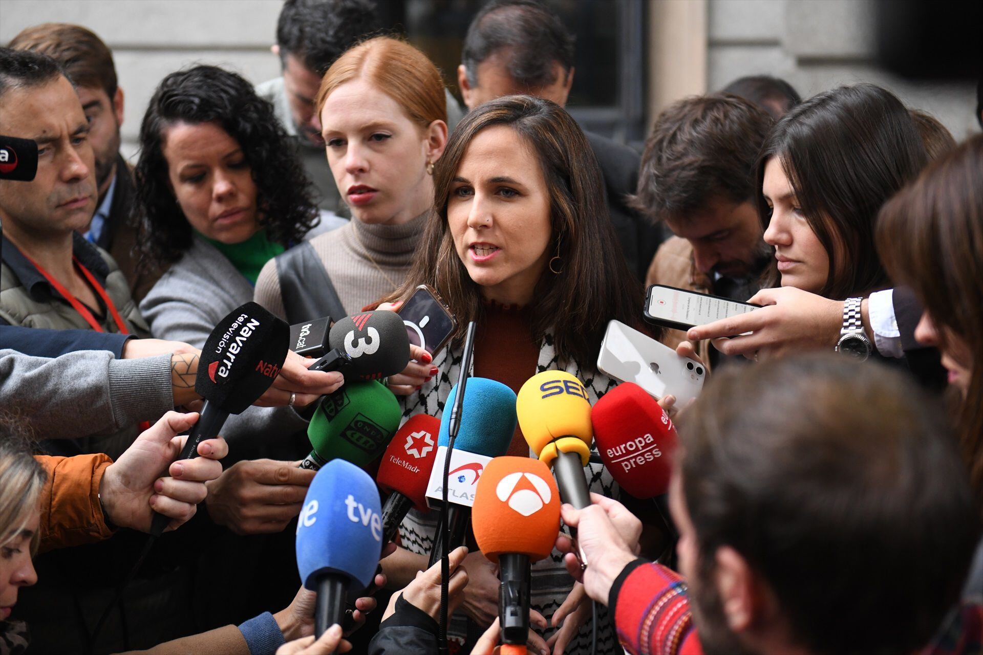 Ione Belarra (Podemos) atiende a los medios de comunicación en el Congreso de los Diputados. (Fernando Sánchez / Europa Press)