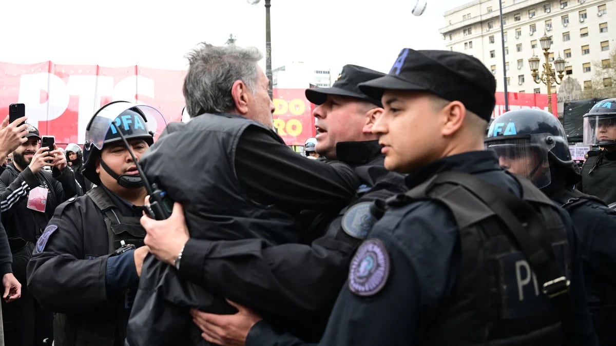 Marcha contra el veto: hay al menos 12 heridos y tres detenidos por los incidentes en las afueras del Congreso