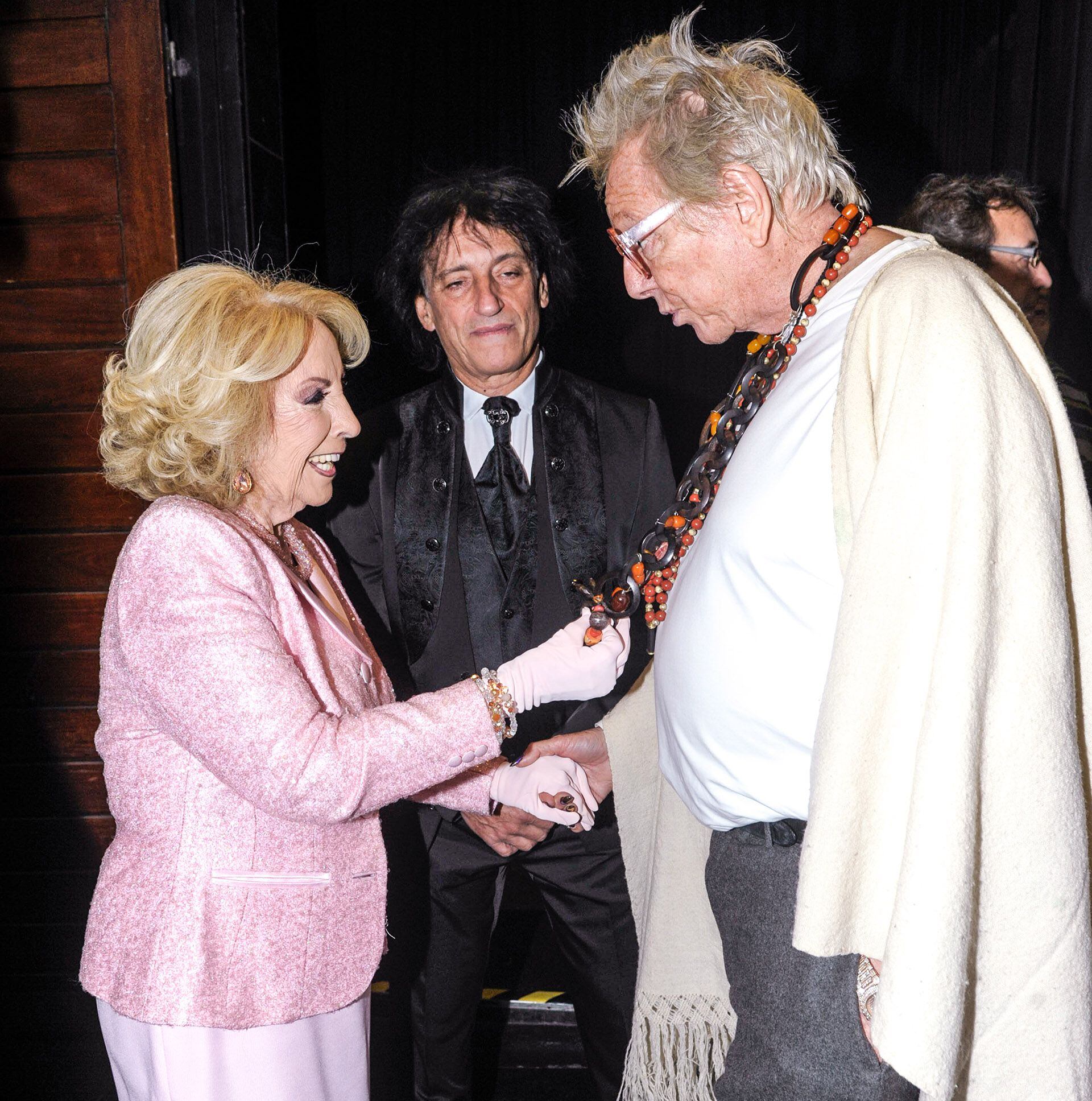 Mirtha Legrand fue a ver Drácula, el musical y saludó a su creador, Pepito Cibrián, a quien le ponderó los collares de su madre, la inolvidable actriz Ana María Campoy (RS Fotos)