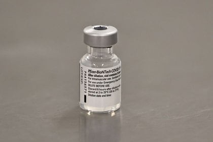 Pfizer / Biotech COVID-19 Un vial antes de administrar la vacuna COVID-19 (Foto: Pool vía REUTERS)