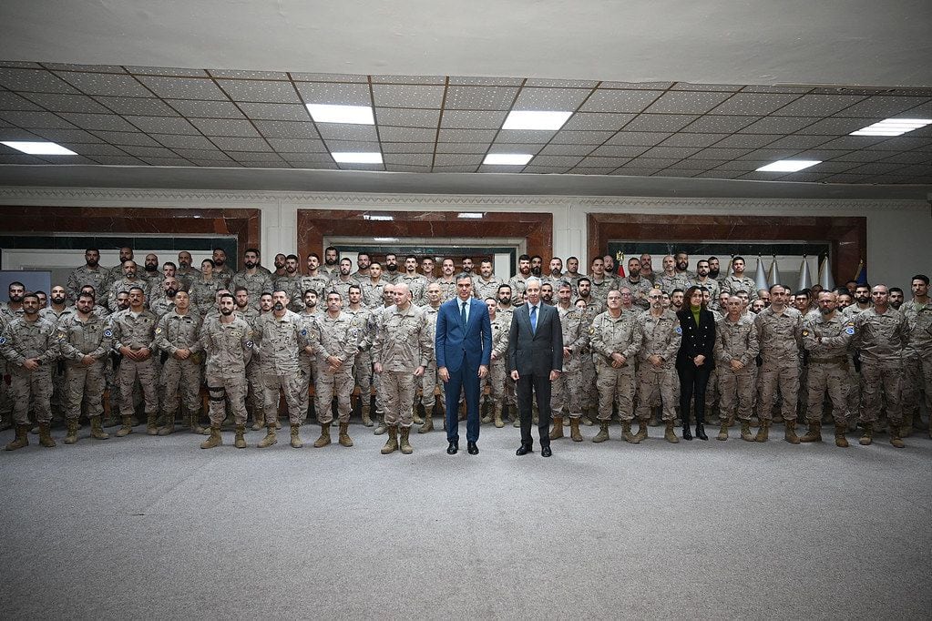 Militares españoles en misión de la OTAN reciben la visita del Presidente del Gobierno, Pedro Sánchez. (La Moncloa)