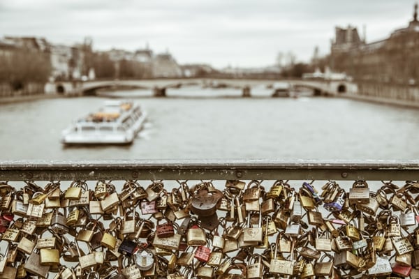 El puente cerradura de amor, conocido como el Pont des Arts, solía ser el sitio de una tradición turística, donde los visitantes colocaban una cerradura al puente y luego tiraban la llave al río Sena. En 2015, los funcionarios retiraron casi un millón de cerraduras del puente de París después de que partes del mismo se derrumbaron en 2014