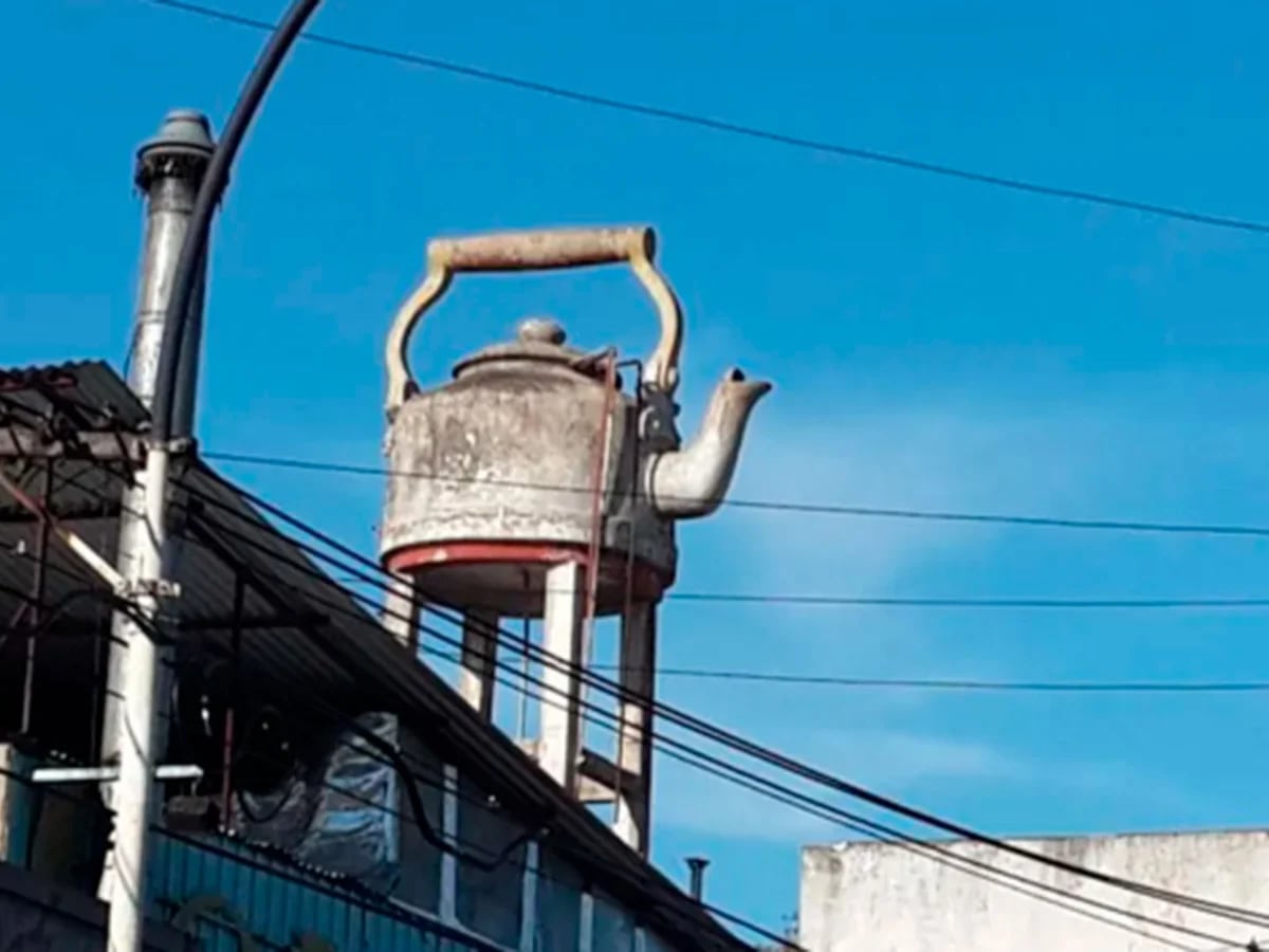 La historia de los extraños tanques de agua que coronan las casas del  conurbano bonaerense - Infobae
